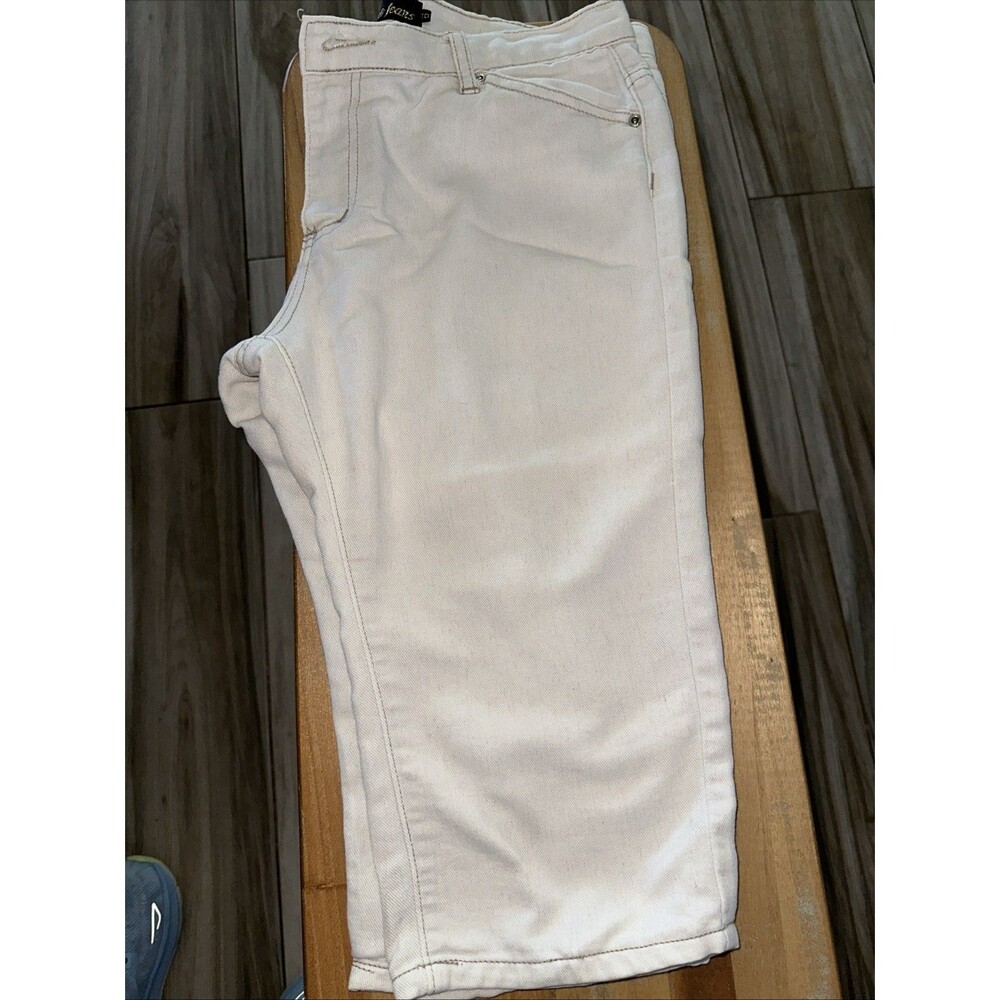 VictoriaJeans Mid Rise 3/4 Length Pants - Picture 2 of 3